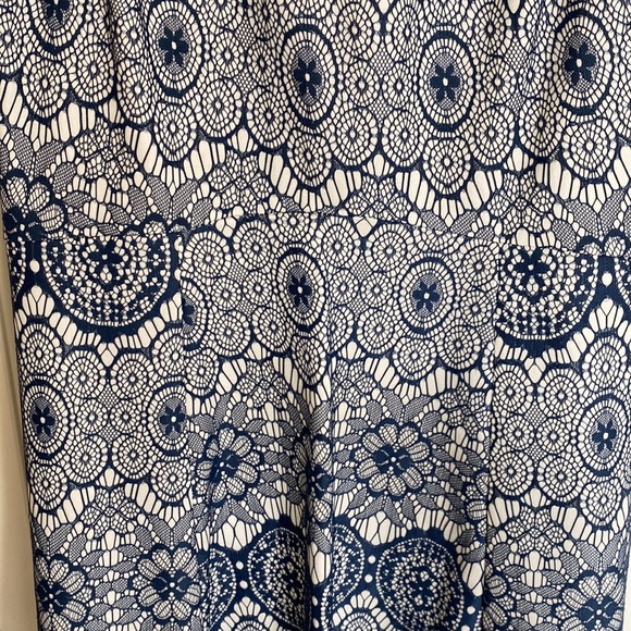 Lace overlay dress - Picture 2 of 4